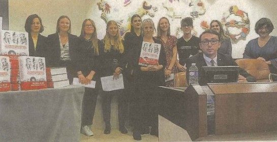 Remise du livre mémorial de 9000 déportés par des élèves du lycée